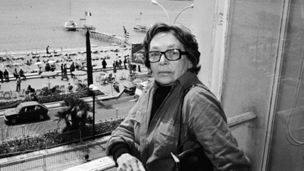 Quoi ? Là ? C'est de l'eau, c'est du sable. Paris ? Non. C'est la mer, pas la plage, l'éternité ... Quoi ? Là ? C'est de l'eau, c'est du sable. Paris ? Non. C'est la mer, pas la plage, l'éternité ...