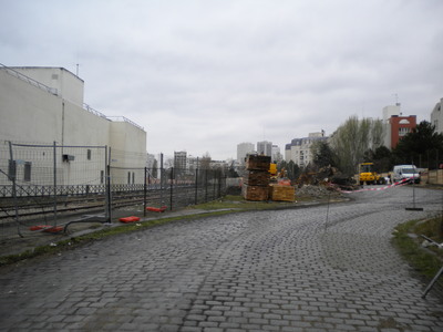 Le site en question. La photo a été prise en haut de la rampe d'accès. A gauche la ligne de petite ceinture. Bientôt une armada de bus en déambulation !