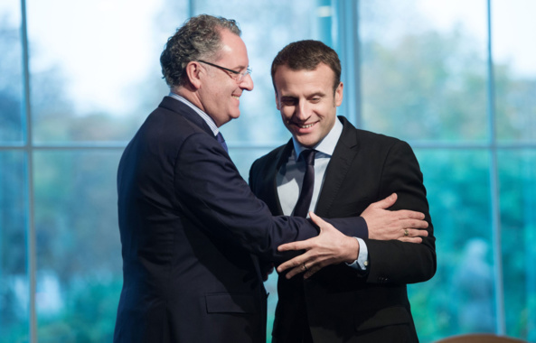 Ils se font mutuellement (sic) les poches! Ils se font mutuellement (sic) les poches!