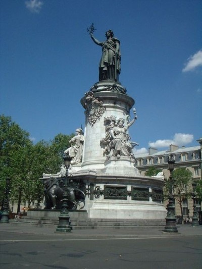 La République prend l'eau ! Heureusement Serge Federbusch amène ses seaux !