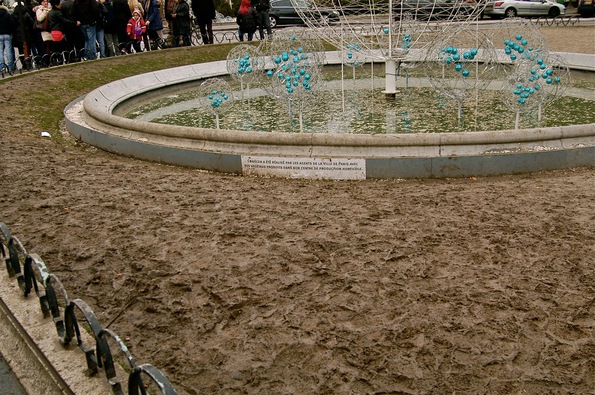 Légende sous la fontaine : "ce décor a été réalisé par des agents de la ville de Paris avec des végétaux produits dans son centre de production horticole" !