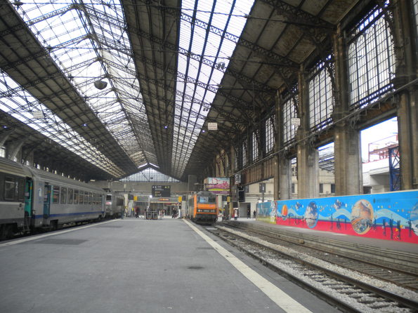 Au bout du quai le café RITAZZA. A droite, entre les piliers de la grande halle, la dalle approche ... Au bout du quai le café RITAZZA. A droite, entre les piliers de la grande halle, la dalle approche ...