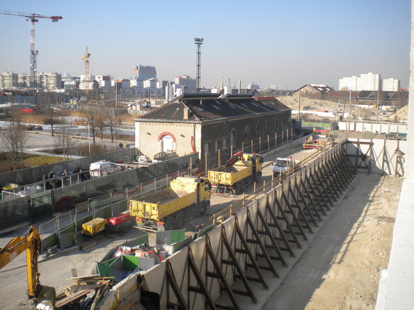 Au premier plan, une voie nouvelle. A droite, la préparation du chantier d'un immeuble. L'ancienne voie, celle qui borde le bâtiment en meulière de "La Forge", plonge sous la Petite Ceinture.  Que faire de tout ça ?