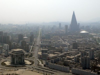Un Arc de Triomphe et, à trois kilomètres, une tour Triangle. A Paris ou à Pyongyang ? Un Arc de Triomphe et, à trois kilomètres, une tour Triangle. A Paris ou à Pyongyang ?