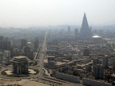 Un Arc de Triomphe et, à trois kilomètres, une tour Triangle. A Paris ou à Pyongyang ?