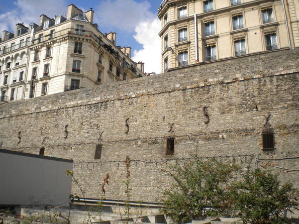 Le mur de soutènement sur lequel devait être bâti ce grand et fantomatique jardin !