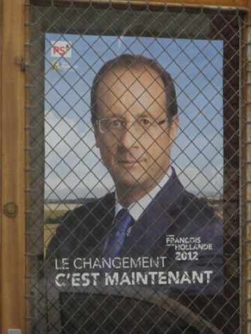 François Hollande puni et encagé devant la permanence de Daniel Vaillant, Paris 18ème !
