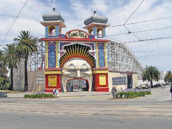 Proposition de rhabillage feeestif et populaaaaaire de la façade de l'Hôtel-de-Ville