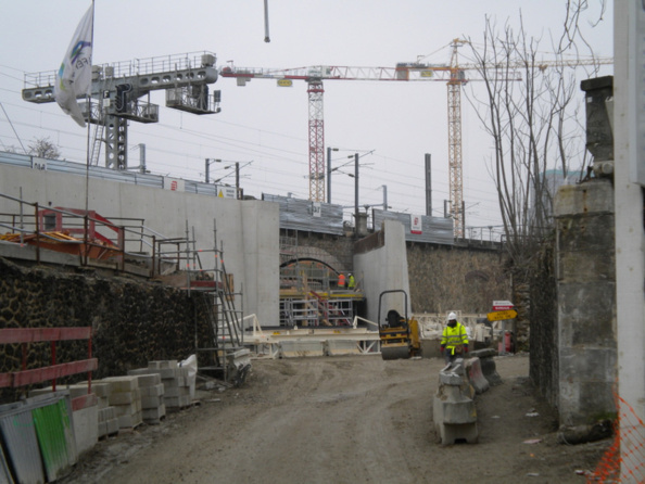 Et ça prétend défendre le patrimoine ! Au premier plan, le remblai détruit de la Petite Ceinture. Au fond, la gare Est-Ceinture murée.