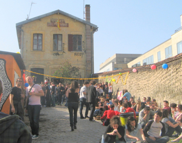 La ceinture s'amuse. La gare Pont de Flandre -19e, squattée par les musiciens de l’ensemble «Gare au Gorille».