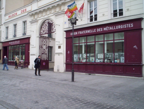 Les drapeaux de la diversité politique flottent sur cet équipement à l'abri de toute influence clanique ...