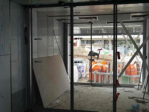 L'entrée que les personnels sont censés utiliser ! L'entrée que les personnels sont censés utiliser !