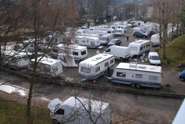 Horrible ! Hidalgo et Delanoë veulent-ils noyer les Gens du voyage ?!