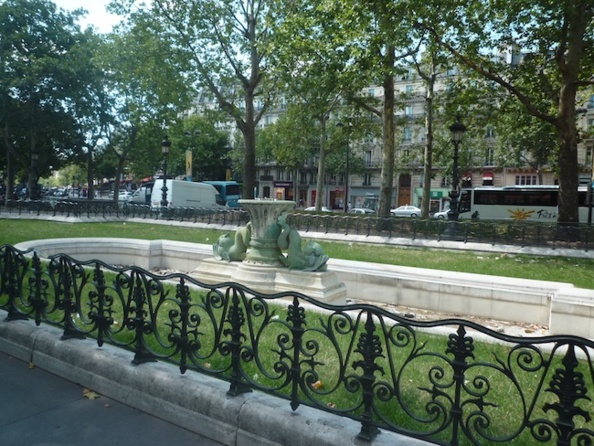 In memoriam : les fontaines aux dauphins de la place In memoriam : les fontaines aux dauphins de la place