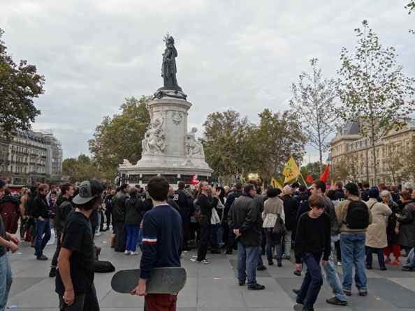 Quand les skateurs regardent les teufeurs qui regardent les agitateurs qui regardent ... Quand les skateurs regardent les teufeurs qui regardent les agitateurs qui regardent ...