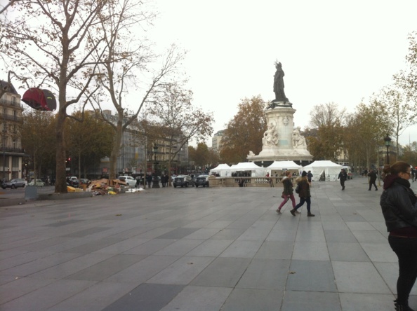 Au premier plan, les débris du village du Dal, au fond les tentes LGBT Au premier plan, les débris du village du Dal, au fond les tentes LGBT