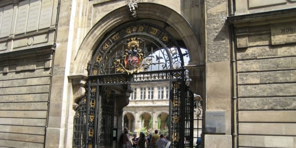 Hidalgo : la retraitée briseuse de grèves ! Hidalgo : la retraitée briseuse de grèves !