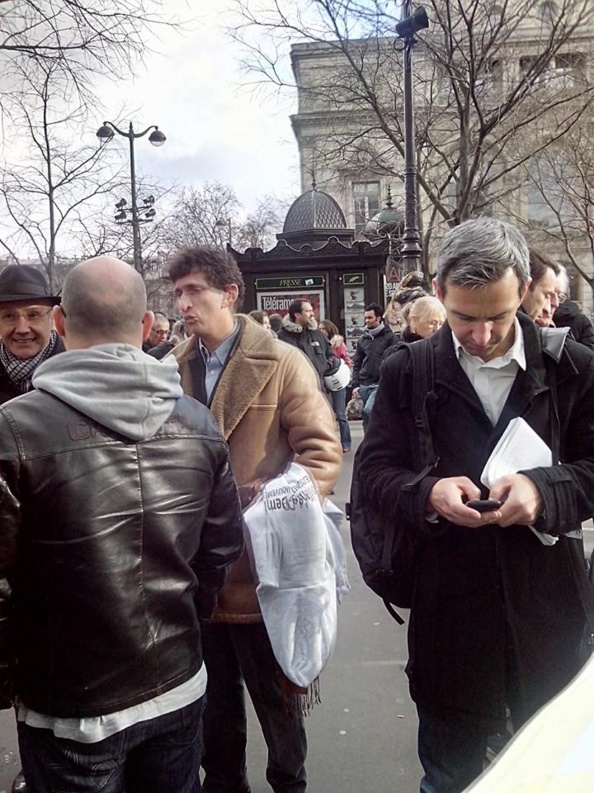 Place du Châtelet ... vont-ils m'arrêter pour achat d'un sweat shirt compremettant ? Place du Châtelet ... vont-ils m'arrêter pour achat d'un sweat shirt compremettant ?