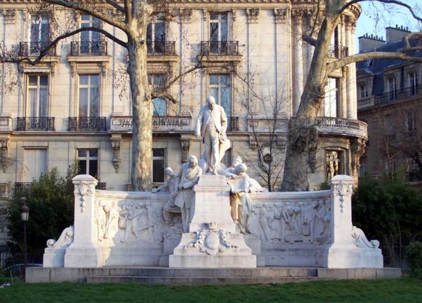 Le monument à Jean-Charles Alphand, avenue Foch, célèbre le père du renouveau des parcs, jardins, avenues et boulevards de la capitale. Son héritage est méthodiquement détruit par Hidalgo et Delanoë.