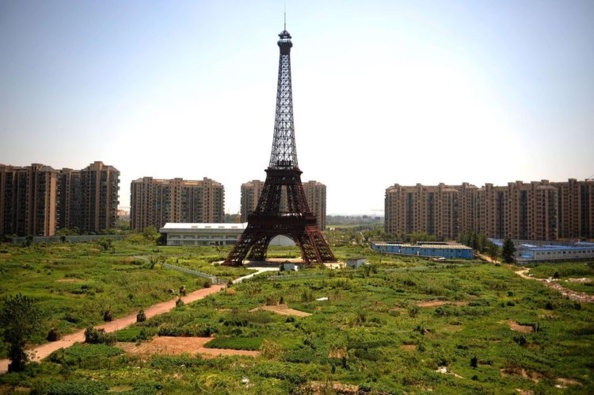 Après l'avenue Foch, le Champ-de-Mars ! Après l'avenue Foch, le Champ-de-Mars !