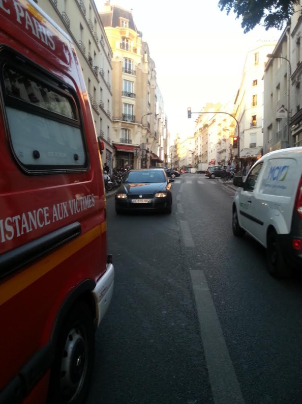 Véhicule roulant en sens interdit pendant que les secours opèrent !