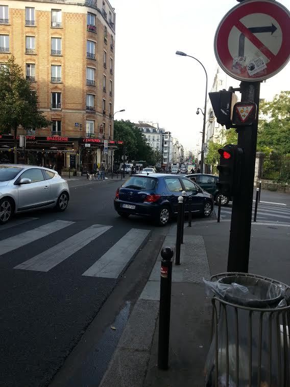 Voiture descendant menilmontant dans le sens interdit et voulant prendre un autre sens interdit ...