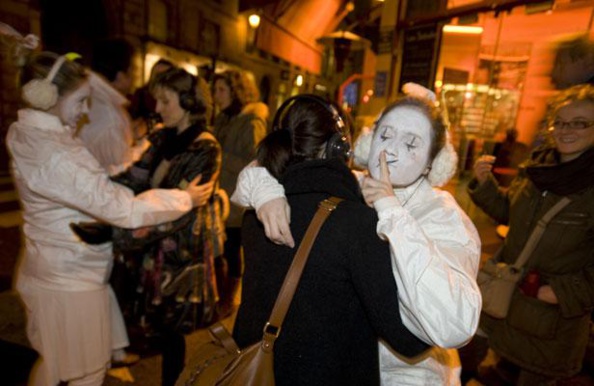 A Paris des clowns subventionnés agressent les passants !