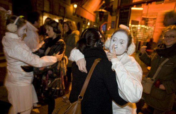 A Paris des clowns subventionnés agressent les passants ! A Paris des clowns subventionnés agressent les passants !