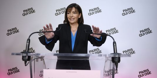 Attention, elle va actionner la pompe à phynances ! Attention, elle va actionner la pompe à phynances !
