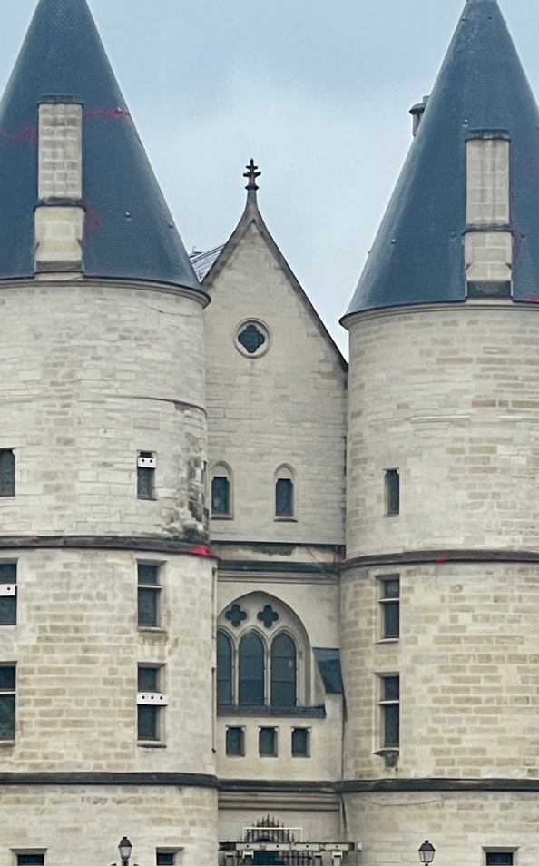 Détail d'une fenêtre endommagée Détail d'une fenêtre endommagée