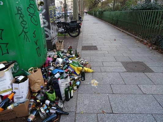 Paris éploré, Paris sali