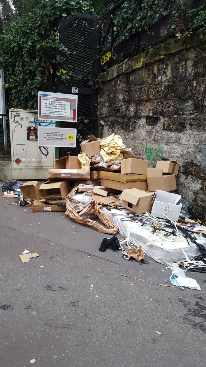 Au pied d'un panneau menaçant les crasseux !