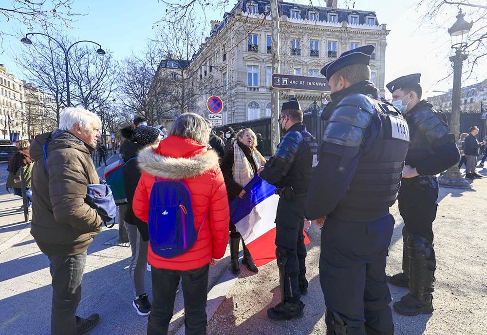 11 novembre 1940 - 12 février 2022 : le cruel parallèle des drapeaux français foulés aux pieds sur les Champs Elysées
