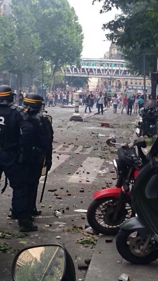 Observatoire de la révolution : émeutes à Barbès et Sarcelles, tram attaqué à Brest