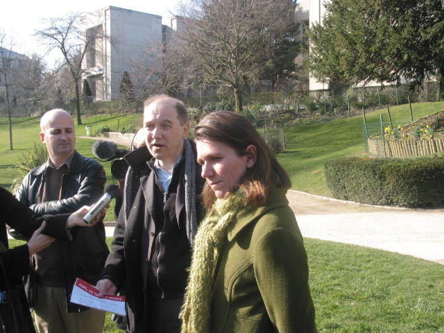 Perine et le pot aux roses Perine et le pot aux roses