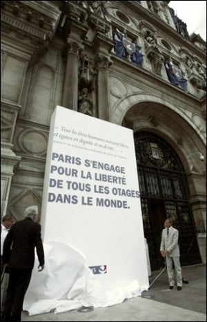 Otages du monde entier, tendez l'oreille : Delanoë vous parle ! Otages du monde entier, tendez l'oreille : Delanoë vous parle !