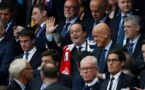 Question : pourquoi est-ce que personne n'a semblé remarquer la présence de Hollande lors de la remise de la coupe de l'euro ?